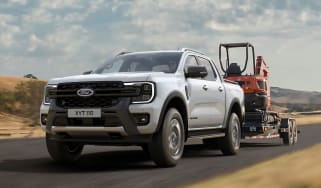 Ford Ranger PHEV - front action